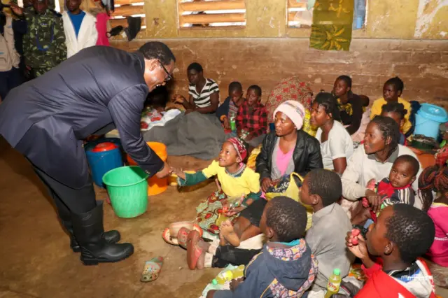 Perezida Chakwera yasuye abavuye mu byabo kubera iki cyago