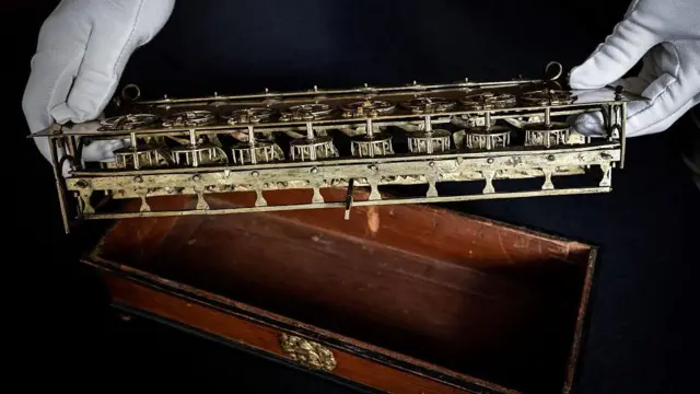 Manos sosteniendo el mecanismo de la pascalina