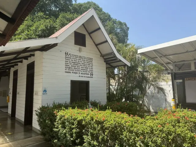 Una casa con un jardín