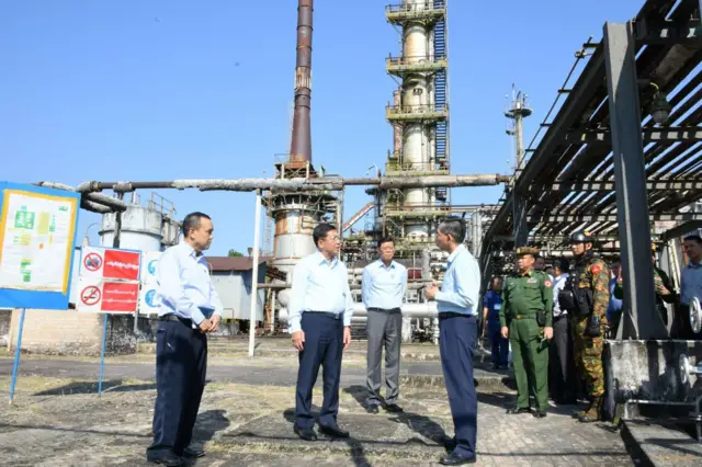 သန်လျင်ရေနံ ချက်စက်ရုံကို ၂၀၂၃ ခုနှစ်က သွားရောက်ကြည့်ရှုခဲ့တဲ့ စစ်ခေါင်းဆောင် ဗိုလ်ချုပ်မှူးကြီး မင်းအောင်လှိုင် (ပုံဟောင်း) 