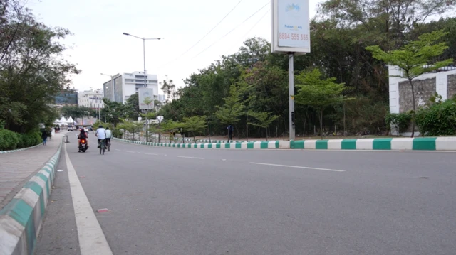 డోనల్డ్ ట్రంప్ రోడ్డు, తెలంగాణ, నానక్రాంగూడ