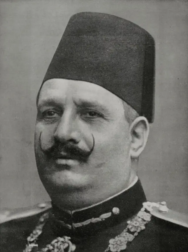 صورة تُظهر ملك مصر الراحل، فؤاد الأول يرتدي طربوشاً، ويعلو وجهه شارب كثيف.