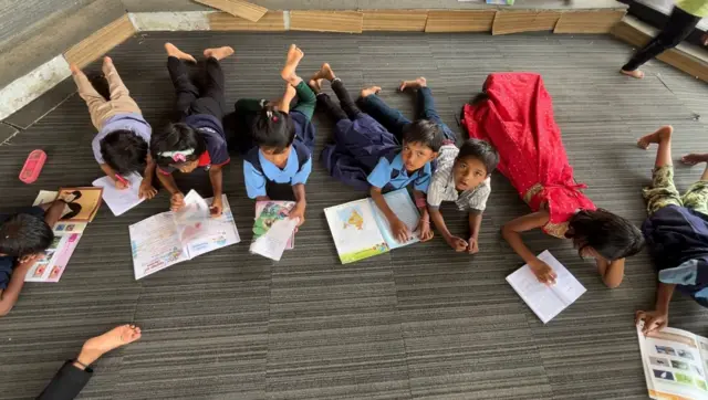 मुलांना वाचण्यासाठी जमिनीवर लोटून वाचायलाही परवानगी आहे.