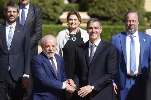 O primeiro-ministro espanhol, Pedro Sánchez (à direita), recebe o presidente brasileiro, Luiz Inácio Lula da Silva (à esquerda), durante a Cúpula Espanha-Brasil em Barcelona, na ​​Espanha, em 17 de abril de 2026.