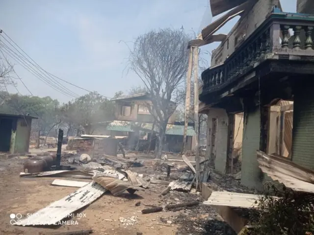 မီးရှို့ခံရတဲ့ဆုံရွာထဲက နေအိမ်တွေ