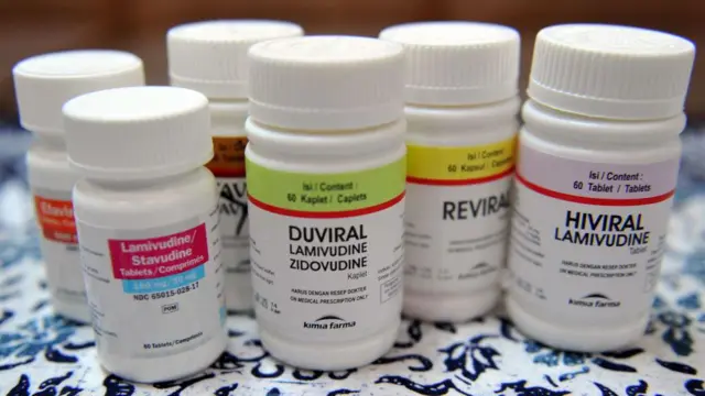 Pil obat antiretroviral (ARV) dipajang di sebuah rumah sakit pemerintah yang khusus menangani HIV/AIDS, sehari sebelum Hari AIDS Sedunia di Jakarta pada 30 November 2010.