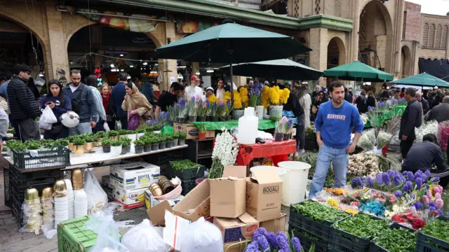 Caption- युद्ध असूनही तेहरानमधील काही बाजारपेठ खुल्या आहेत 