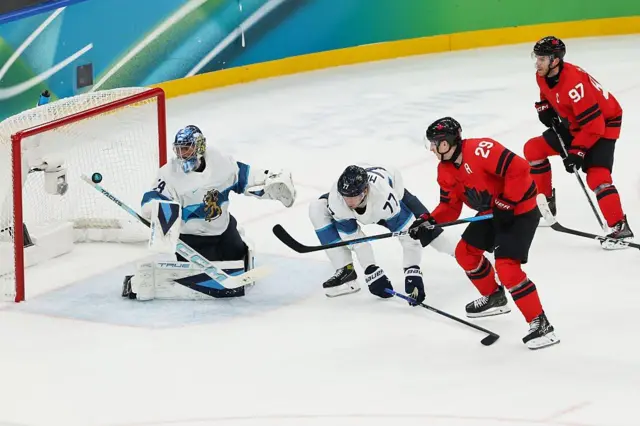 Нэйт Маккиннон и Коннор Макдэвид у ворот сборной Финляндии