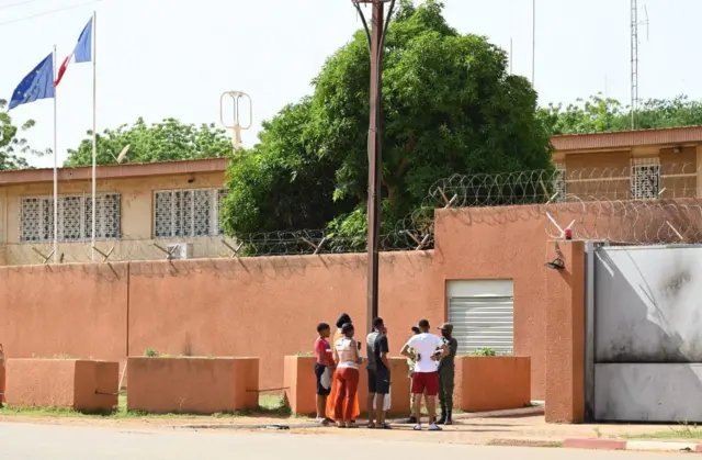 Люди у посольства Франции в Ниамее