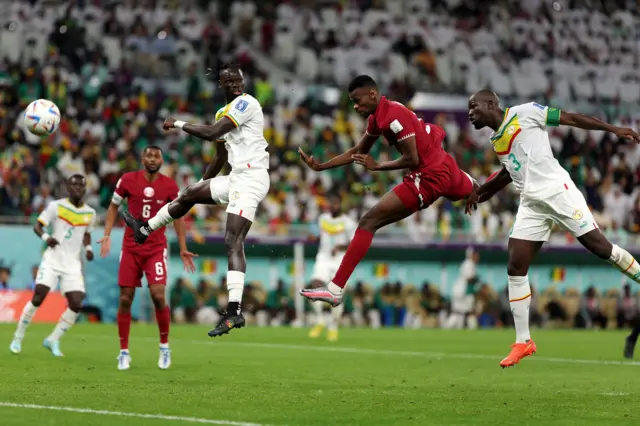 محمد منتاري من قطر يسجل لمنتخب بلاده هدفاً في شباك السنغال في مونديال 2022