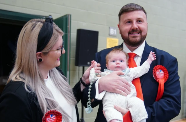 Blackpool'da İşçi Partisi adayı Chris Webb, seçim zaferini ailesiyle kutladı