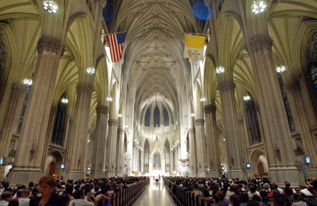 La nave principal de la Catedral de San Patricio con dos filas llenas de asistentes
