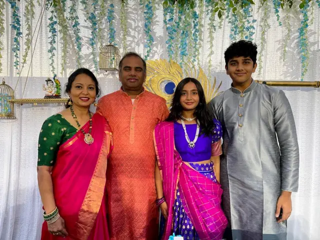 కుటుంబంతో అనిక