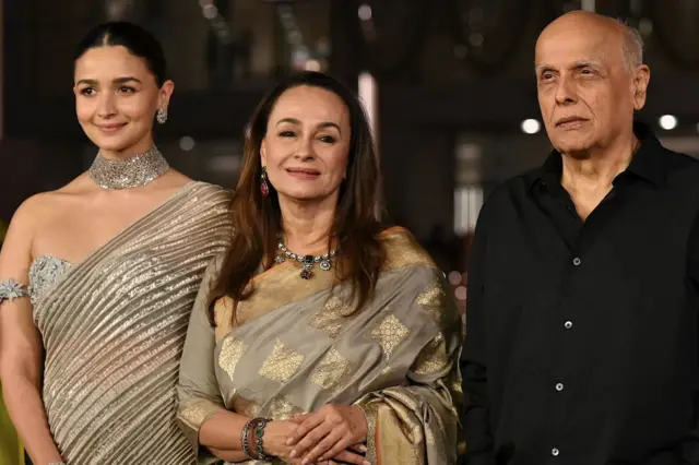 مہیش بھٹ اپنی اہلیہ سونی رازدان اور بیٹی عالیہ بھٹ کے ساتھ
