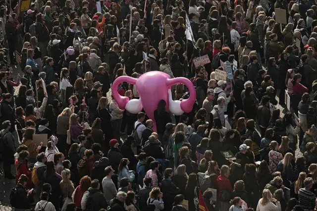 Los participantes marchan por las calles de Ámsterdam, Países Bajos.

