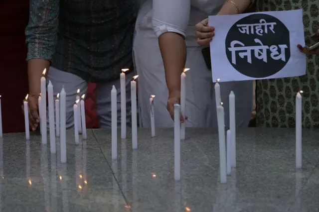 నవీముంబయిలో కొవ్వొత్తులు వెలిగించిన వైద్య వైద్యార్థులు