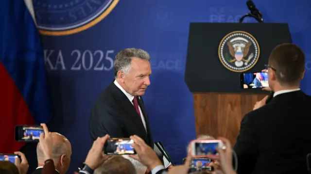 وصل المبعوث الأمريكي الخاص ستيف ويتكوف لحضور المؤتمر الصحفي المشترك للرئيس دونالد ترامب والرئيس الروسي فلاديمير بوتن بعد المشاركة في قمة أمريكية روسية بشأن أوكرانيا في قاعدة إلمندورف ريتشاردسون المشتركة في أنكوريج، ألاسكا، في 15 أغسطس 2025. 