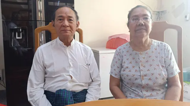 ဧပြီ ၁၇ ရက်က ပြန်လွတ်လာတဲ့ သမ္မတဦးဝင်းမြင့်ကို ဇနီးဖြစ်သူနဲ့အတူ တွေ့ရစဉ် 