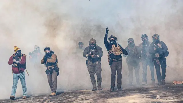 силовики-федералы в Миннеаполисе в цепи перед протестующими