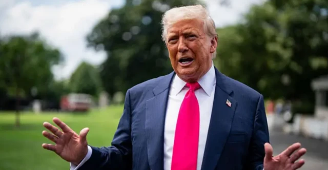 Imagem mostra Donald Trump com terno azul marinho, gravata vermelha e gesticulando com a mão em frente a um helicóptero