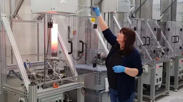 Fornos especiais são usados para fabricar CZT.