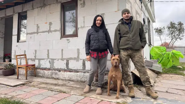 Тетяна і Вадим разом із собакою