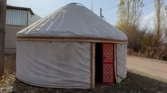 Би-Би-Синин кабарчысы маркум аялдын үйүнүн короосунда боз үй тигилип турганына күбө болду.