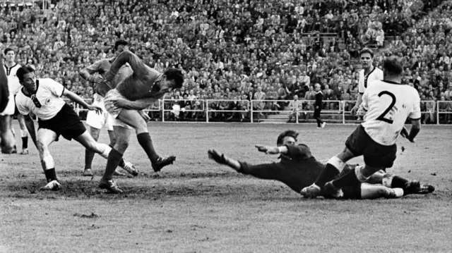 ፎንተይን ብ1958 ኣንጻር ምዕራብ ጀርመን ሳልሰይቲ ሸቶኡ እናኣመዝገበ