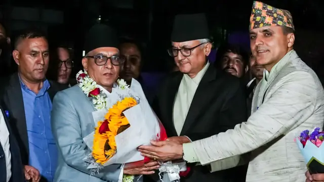 शर्मालाई स्वागत गर्दै न्यायाधीश कुमार रेग्मी
