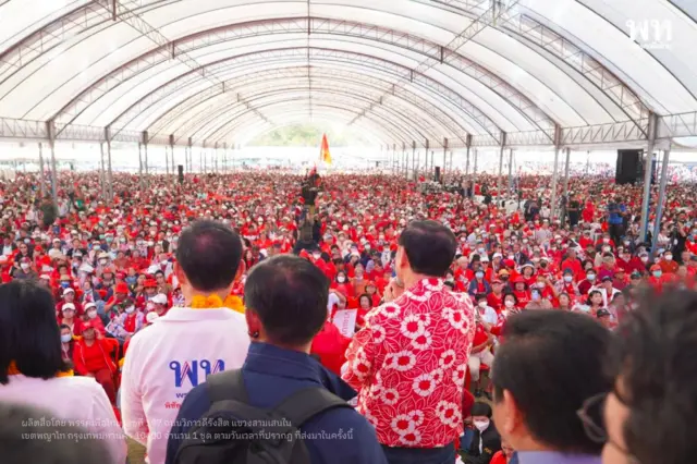 ทักษิณ สวมเสื้อแดงปราศรัยปิดที่ จ.บ้านเกิด ซึ่งตรงกับช่วงเทศกาลตรุษจีนพอดี โดยเขาบอกาวเชียงใหม่ว่า “ให้ประชาชนใส่เสื้อสีแดงและกินส้มให้ได้ เพราะเลือกตั้งคราวที่แล้ว ไปเลือกพรรคส้ม 7 คน จาก 10 คน”