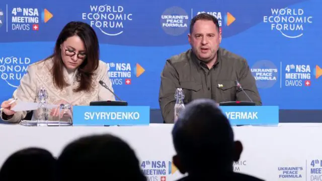 14 Ocak 2024'teki Dünya Ekonomi Forumu toplantısında Yulia Svyrydenko, Andriy Yermak ile birlikte gazetecilerin sorularını yanıtlıyor.
