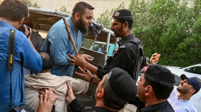 الشرطة الباكستانية تعتقل أنصار عمران خان الذين خرجوا احتجاجا على اعتقاله