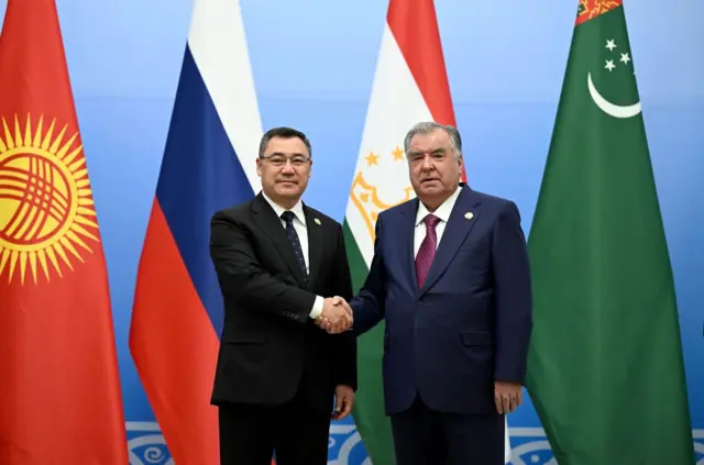 Садыр Жапаровду Тажикстандын Президенти Эмомали Рахмон тосуп алды.