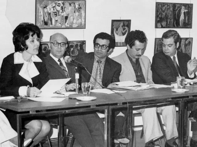 تصویری از غسان کنفانی(نفر دوم از راست) در کنار دیگر هنرمندان و ادیبان عرب در بیروت در سال ۱۹۷۱