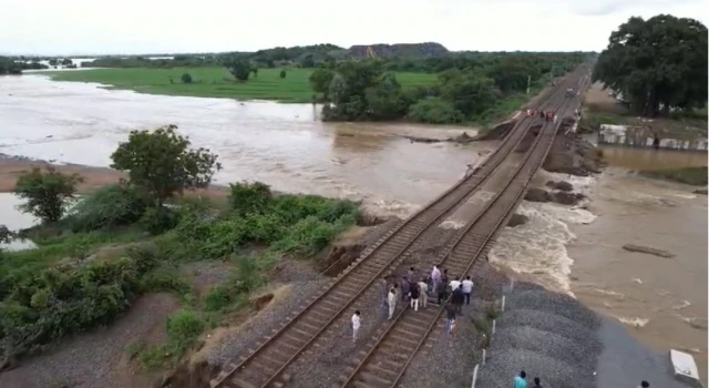కొట్టుకుపోయిన రైలు కట్ట