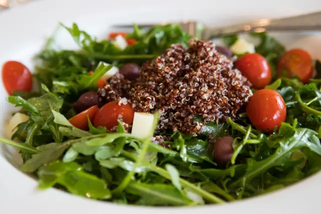 Une salade de roquette et de quinoa 