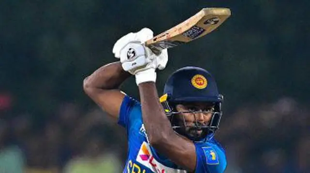 කමිදු මෙන්ඩිස් නොදැවී, පන්දු 39කින් ලකුණු 65ක් රැස් කිරීමට සමත්විය.