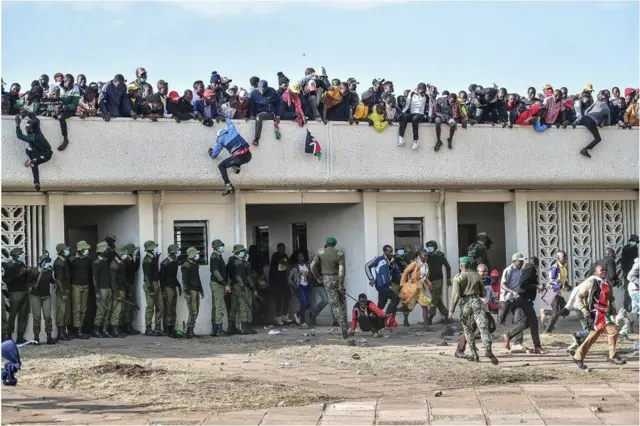 Sai dai bayan biki a Nairobi an samu turmutsutsi, a lokacin da mutane da dama su ka yi yunkurin kutsa kai filin wasa na Nairobi don shaidar rantsar da sabon shugaban kasa William Ruto. Akalla mutum takwas ne aka ruwaito sun jikkata a turmutsutsin.