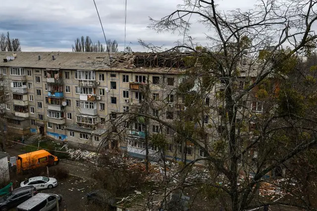 Пошкоджений дроном будинок у Києві, грудень 2025 року