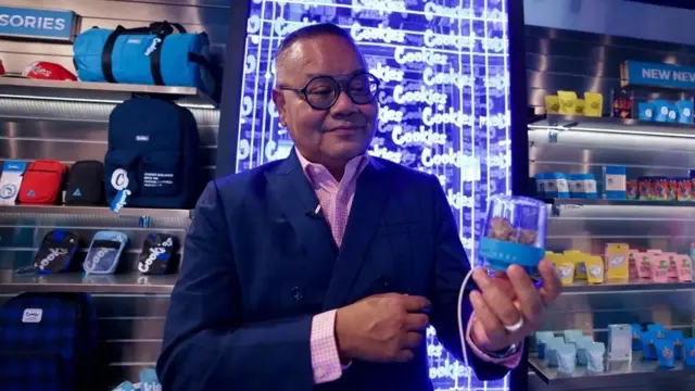 Tom Kruesopon azwi cyane nka 'Mr Weed' kubera uruhare yagize mu guhindura amategeko yemeje urumogi 