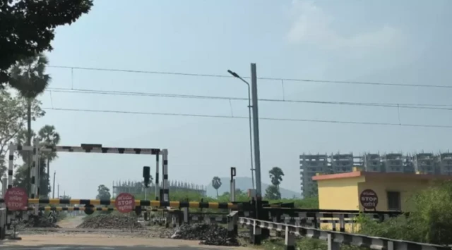 ఇప్పటం గ్రామం వద్ద రైల్వే గేటు