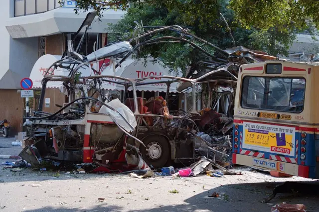 Un autobús destruido por un atentado suicida ejecutado por Hamás en 1994.