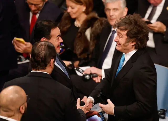 Mileli saludando a unas personas al llegar al ayuntamiento de Oslo.