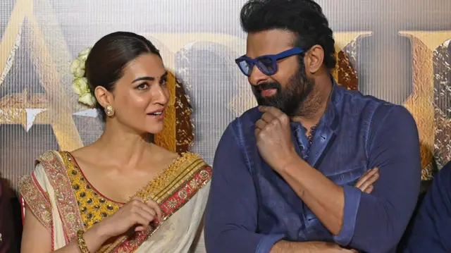 আদিপুরুষের প্রধান দুটি চরিত্রে অভিনয় করেছেন কৃতী স্যানন ও প্রভাস