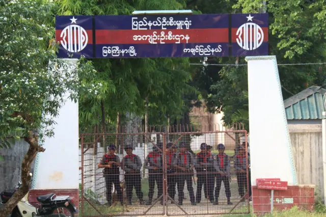 မြစ်ကြီးနားအကျဉ်းထောင်(ပုံဟောင်း)