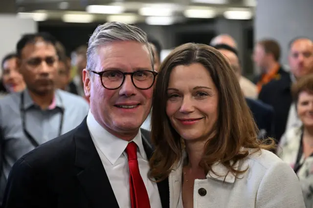 ဗြိတိန်ဝန်ကြီးချုပ်သစ် ကီယာစတားမာနဲ့ ဇနီး 