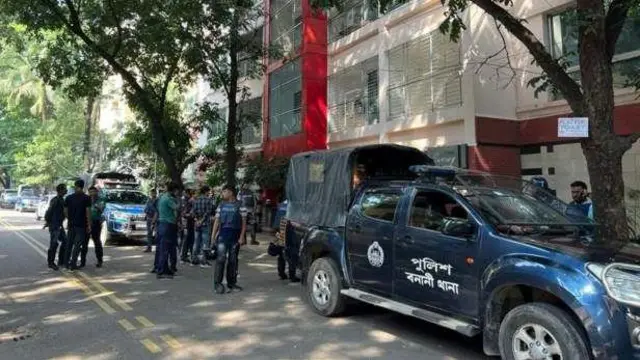 আমীর খসরু মাহমুদ চৌধুরীর বাসার সামনে পুলিশ