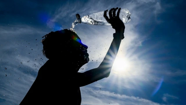 Joven con botella de agua