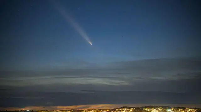 Passagem de cometa vista da Terra