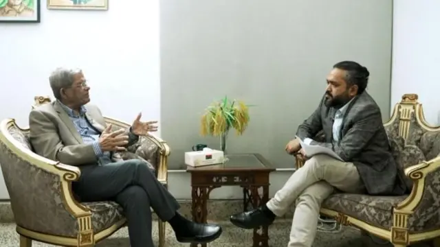 বিএনপি মহাসচিব মির্জা ফখরুল ইসলাম আলমগীরের সাক্ষাৎকার নিচ্ছেন বিবিসি বাংলার সম্পাদক মীর সাব্বির